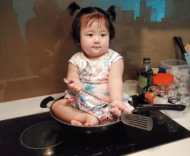 Cách đây 2 năm, bộ ảnh về cô bé Avril 11 tháng tuổi đã khiến cộng đồng mạng vô cùng thích thú. Cô bé lúc đó gây chú ý bởi khuôn mặt dễ thương nhưng lại vô cùng tinh nghịch. Avril bới tung mọi nơi trong nhà lên chỉ để tìm đồ chơi, thậm chí không chịu ngồi yên lúc ăn, cứ lắc đầu, ngọ nguậy đến "chóng cả mặt".