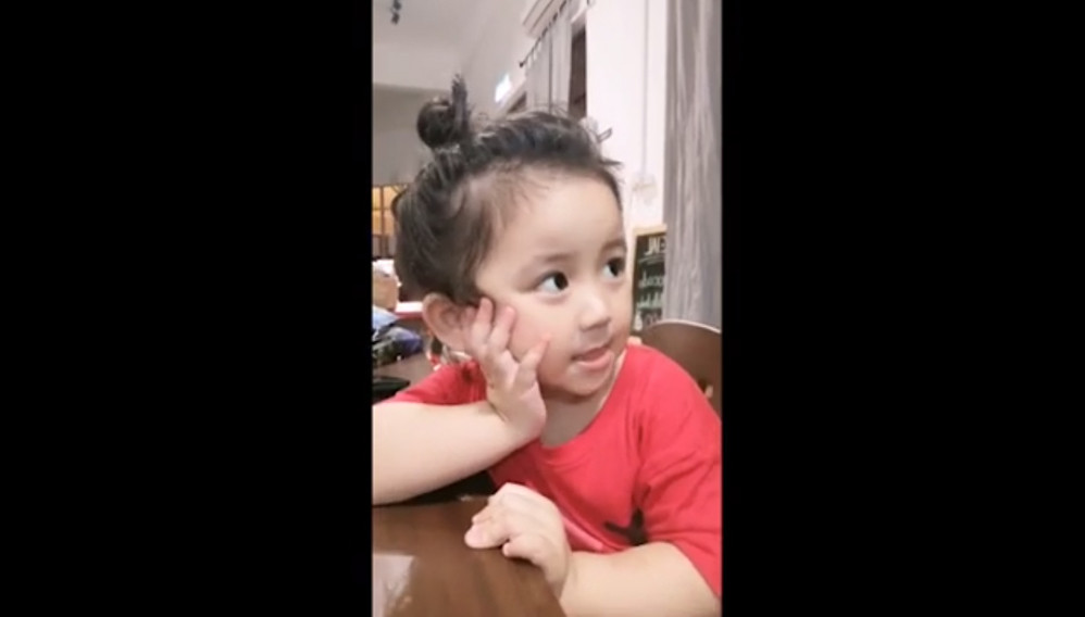 Mới đây, cô bé Avril lại một phen gây sốt khi xuất hiện trong một đoạn clip được quay tại nhà. Trong video, cô bé vừa liến thoắng trò chuyện với mẹ bằng tiếng Hoa, vừa nghêu ngao hát ca khúc Let It Go bằng tiếng Anh.