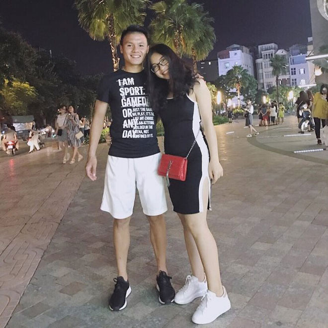 Bạn gái cũ Quang Hải viết: "Suy cho cùng, đời người dài rộng, cuộc sống chẳng hề bằng phẳng, yêu thương có lúc lạc chiều. Hãy tìm những hạnh phúc của mình, thuộc về mình…đừng đánh mất giá trị và tình yêu đối với bản thân. Vì rằng, cho đến cuối ngày, vẫn còn có ánh hoàng hôn đợi ta ở cuối mỗi con đường!".