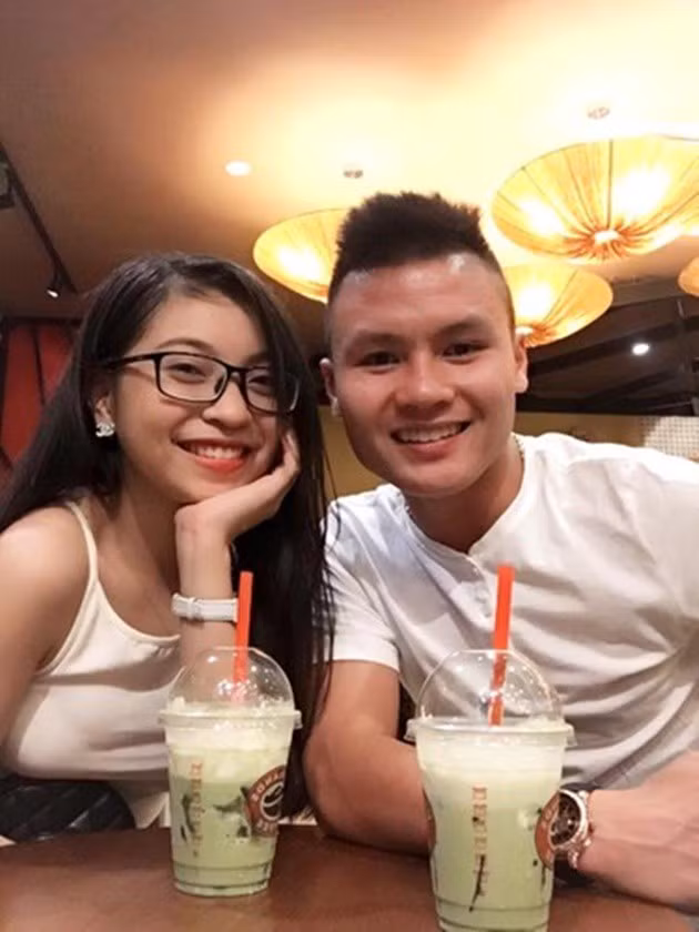 Nhật Lê và Quang Hải có thời gian dài yêu nhau trước khi cầu thủ gốc Đông Anh nổi tiếng. Giữa tháng 10/2019, thôn tin cặp đôi đã "đường ai nấy đi" xuất hiện.