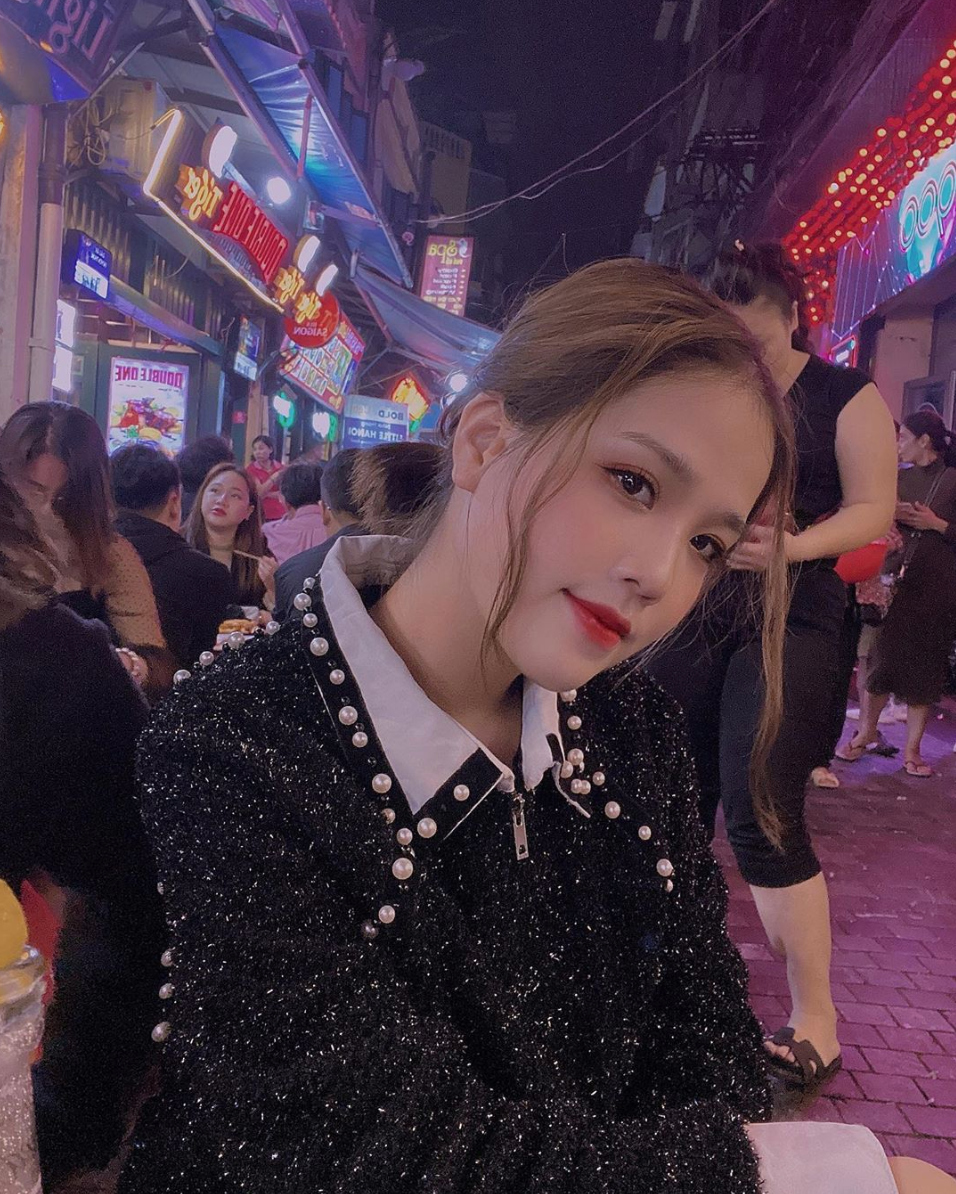 Về phía Huyền My, cô nàng cũng có câu trả lời lấp lửng, úp mở về chuyện tình cảm với cầu thủ Quang Hải trên trang cá nhân.