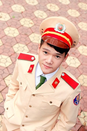 Bế Tuấn Kiệt (sinh năm 1994) là sinh viên năm thứ 3 trường HV Cảnh sát Nhân dân, chuyên ngành Cảnh sát Giao thông.