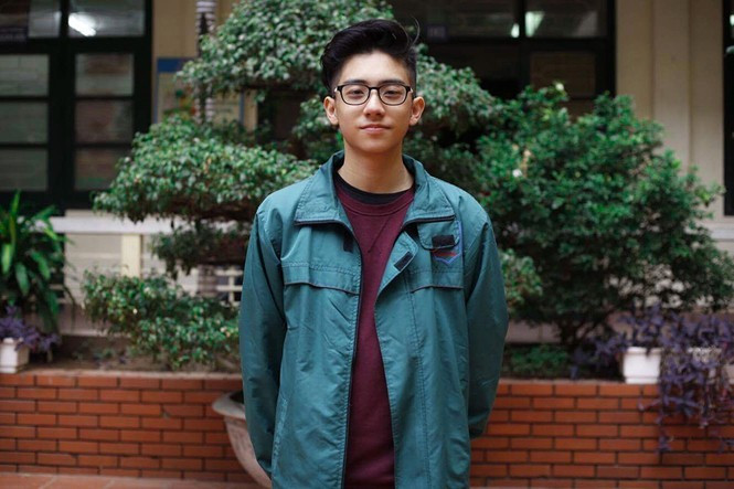 Cậu bạn từng dở khóc dở cười khi nhớ lại quãng thời gian tổ chức Miss DAV. “Đấy là lần đầu tiên mình được tham gia tổ chức sự kiện có quy mô lớn như thế. Xui thay, khi cách đêm bán kết không lâu, mình bị gãy cổ chân lúc chơi bóng rổ. Thế là mình với chân bó bột, ráng đến hội trưởng để cổ vũ cho mọi người. Mặc dù việc mình phải “ngồi ngoài” cũng gây ảnh hưởng chung nhưng các anh chị và bạn bè trong Đoàn đều rất quan tâm thăm hỏi. Mọi người còn ký vào chân bó bột và khi chương trình kết thúc, sẵn sàng “bê” mình lên tận sân khấu để chụp ảnh cùng. Lúc đó mình rất vui và xúc động khi đã có những người bạn bè thực sự quan tâm và tốt với mình đến như vậy”.