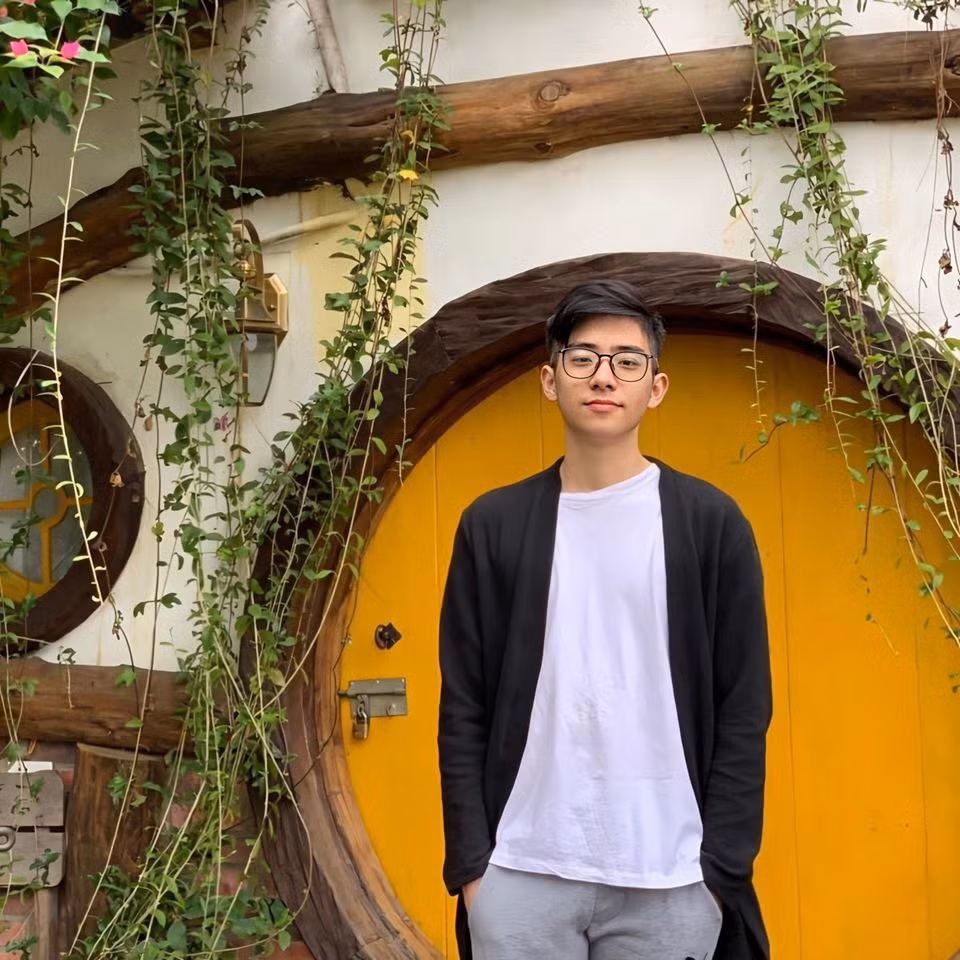 Và cậu bạn này cũng đã lựa chọn trở về Việt Nam từ tháng Ba. Một phần vì muốn an tâm ở cạnh gia đình trong khoảng thời gian đại dịch, một phần để có thể thuận tiện cho việc học khi trường của cậu đã chuyển sang học online từ trước đó.