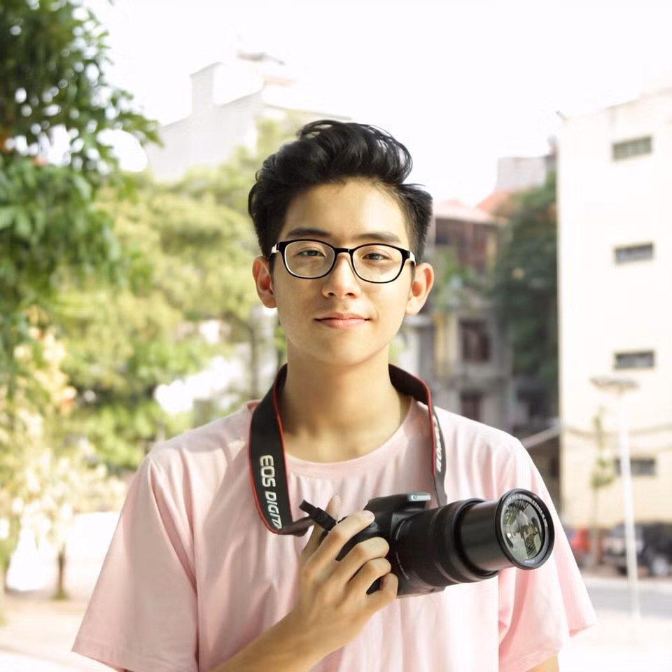 Khi sang Hungary, Nam Anh kể: “Lúc mới qua, mình đã tham gia chương trình mentorship tại trường đại học. Bắt đầu cuộc sống mới thật sự khó khăn với mem mới sang như mình. May mắn là bản tính thích học hỏi lại hăng say tham gia hoạt động, mình đã làm quen được anh Nguyễn Đình Cường - nguyên Trưởng ban Truyền thông của Hội sinh viên Việt Nam tại Hungary. Anh trở thành mentor của mình. Từ một người đam mê ca hát, mình học thêm cách lên kế hoạch, làm nhiều dự án khác nhau dưới sự hỗ trợ của anh. Năm đó cũng là năm cuối nhiệm kì của anh Cường ở hội sinh viên nên mình được anh đề cử lên làm trưởng ban.