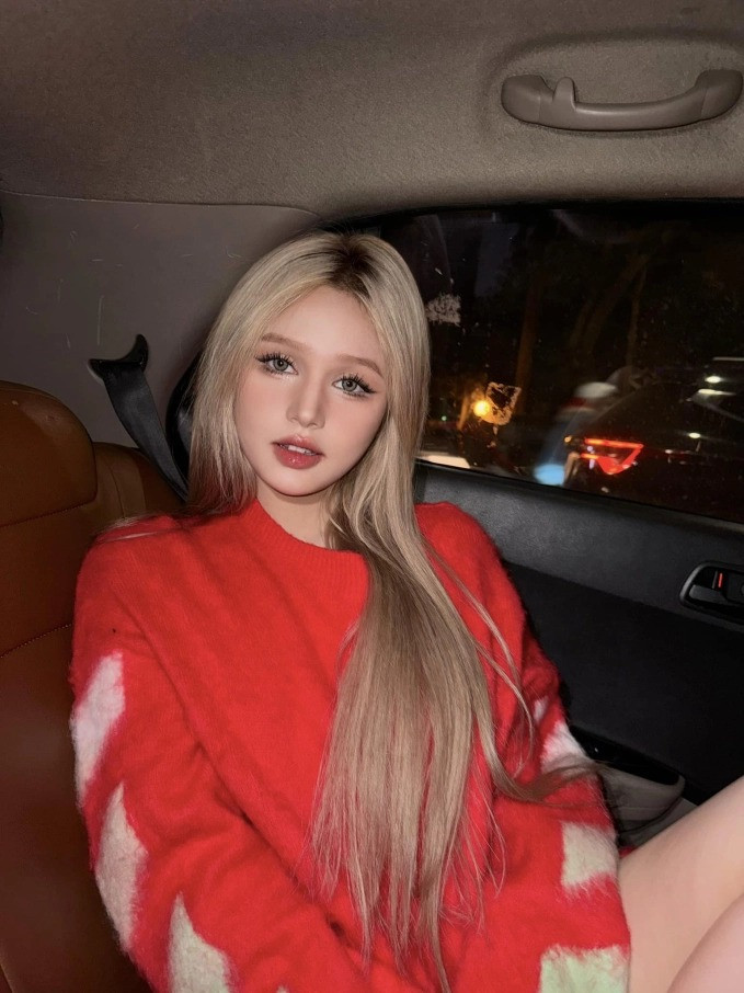 Cô và chồng thường xuyên có cập nhật mới trên MXH nhưng không nhắc gì đến đối phương cũng như không lên tiếng giải thích những thông tin trái chiều từ sau vụ unfollow gây sốc.