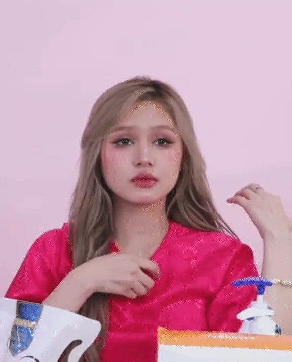 Sau động thái đó, Xoài Non từng xuất hiện trên livstream với thái độ uể oải, hời hợt. Để ý kỹ, nhiều người còn nhận thấy Xoài Non lộ rõ vẻ mệt mỏi với đôi mắt thất thần, không tập trung.