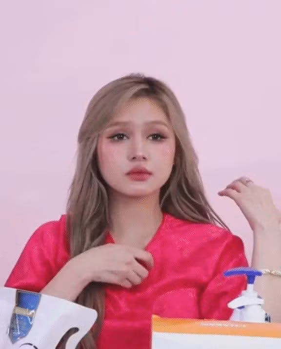 Sau động thái đó, Xoài Non từng xuất hiện trên livstream với thái độ uể oải, hời hợt. Để ý kỹ, nhiều người còn nhận thấy Xoài Non lộ rõ vẻ mệt mỏi với đôi mắt thất thần, không tập trung.