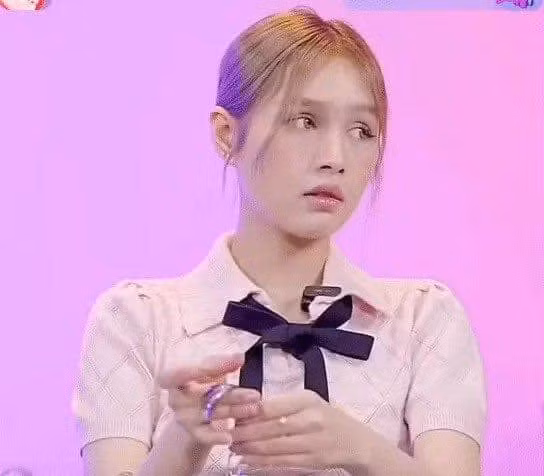 Trước những lời nhận xét, Xoài Non chỉ lên tiếng duy nhất 1 lần. Cô cho biết bản thân cũng rất nhiệt tình nhưng do thời gian phiên live kéo dài, sức khoẻ yếu nên dễ bị mệt hơn những người xung quanh.