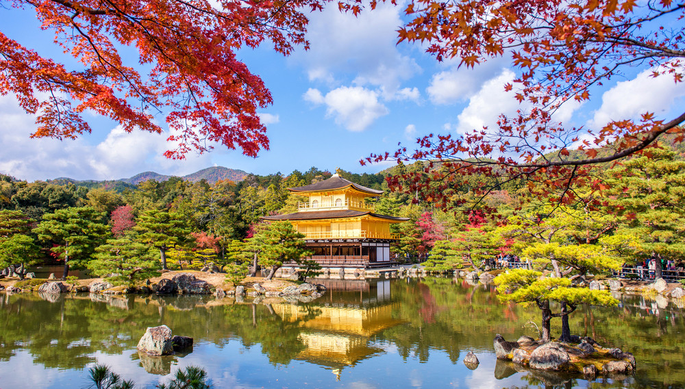 Đền Kinkakuji được biết đến với tên gọi Đền Vàng ở miền bắc Kyoto. Ngôi đền này nổi tiếng tới mức được đưa vào sách giáo khoa giảng dạy tại các trường học trên khắp nước Nhật và được UNESCO công nhận là di sản văn hóa thế giới. Khung cảnh nên thơ ở đây khiến ai cũng muốn dừng chân ngắm nhìn.