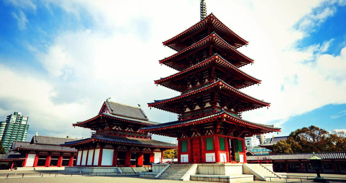 Shitennoji là ngôi đền Phật giáo đầu tiên ở Nhật Bản do chính quyền ủng hộ lập nên. Xây dựng năm 593, thời điểm Phật giáo vừa du nhập, nên d đây được đánh giá là ngôi đền cổ xưa nhất đất nước này.