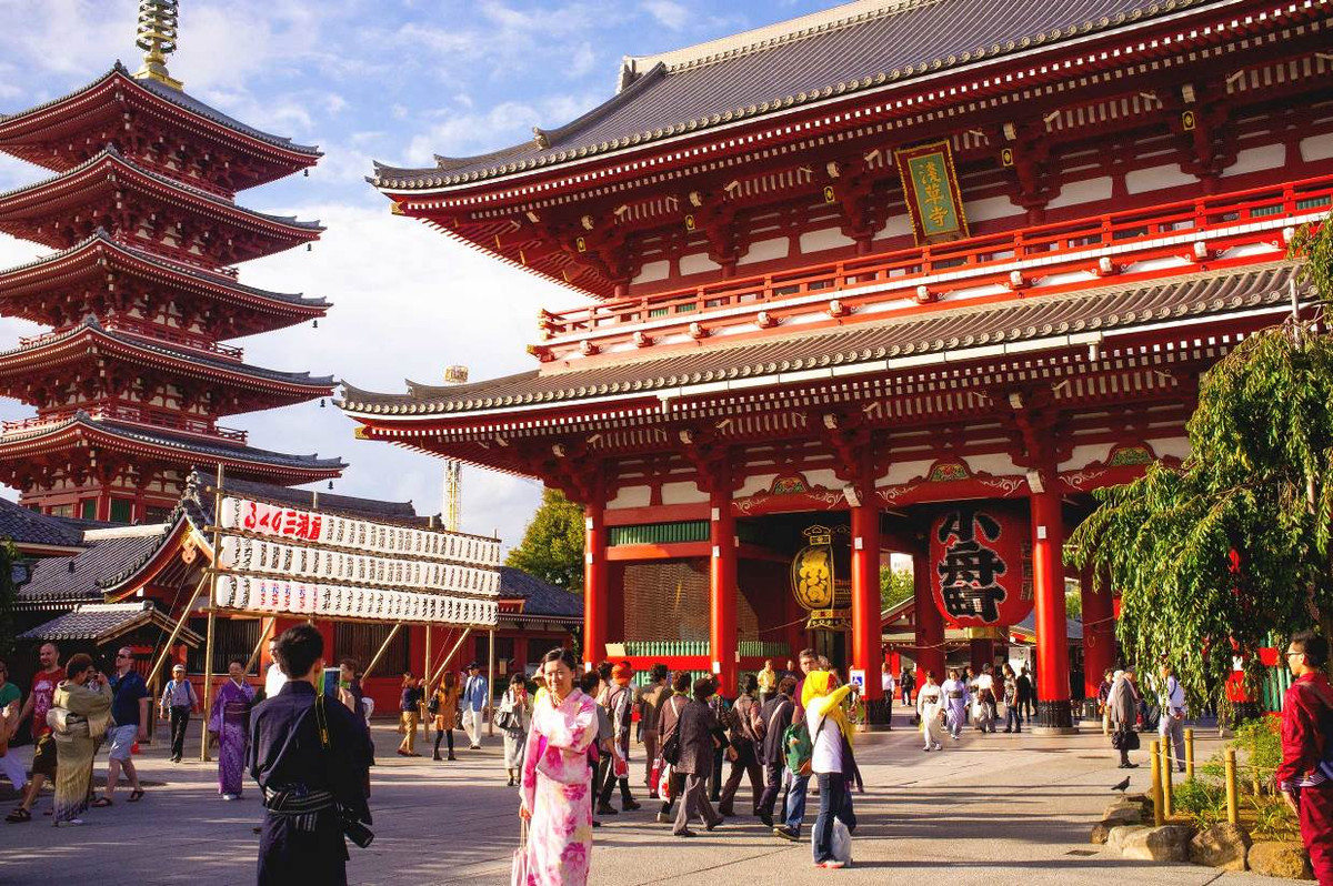 Ngôi chùa cổ Sensoji được coi là cổ kính nhất Tokyo. Ngôi chùa nằm giữa các cao ốc chọc trời của Nhật Bản, là sự giao thoa, đan xen giữa nét cổ kính và hiện đại. Lượng người đến với chùa Sensoji mỗi ngày là cực kỳ đông nên nếu có đi du lịch Nhật trong dịp này, khách du lịch lưu ý khi tới ngôi chùa này, tránh lây lan dịch Sars-CoV-2.