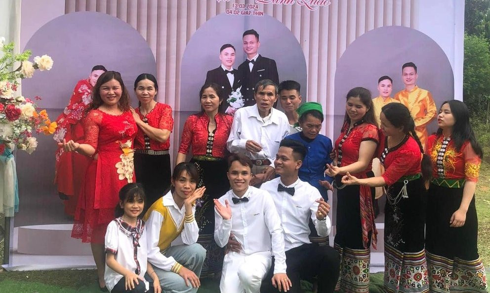 Cặp đôi chụp ảnh cùng bạn bè và mọi người trong lễ cưới.