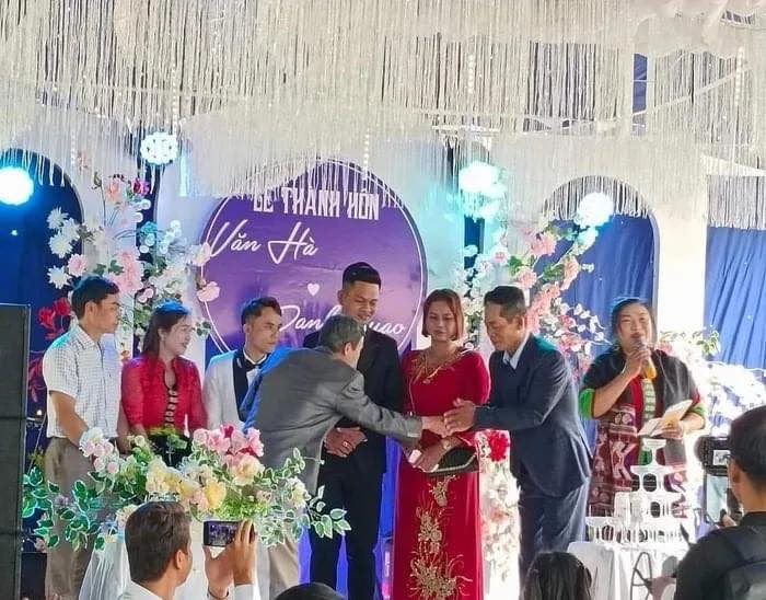 Sau 1 thời gian tìm hiểu, cặp đôi quyết định đi tới hôn nhân. Lễ cưới cả cả 2 được tổ chức tại xã Tiền Phong, huyện Quế Phong, Nghệ An - quê nhà của "cô dâu" Lương Văn Hà.