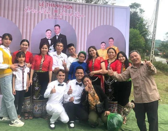 Đây là đám cưới đặc biệt nhất của vùng quê miền núi Nghệ An. Điều hạnh phúc nhất đối với cặp đôi là cả 2 đều nhận được những lời chúc đến từ dân làng lối xóm.