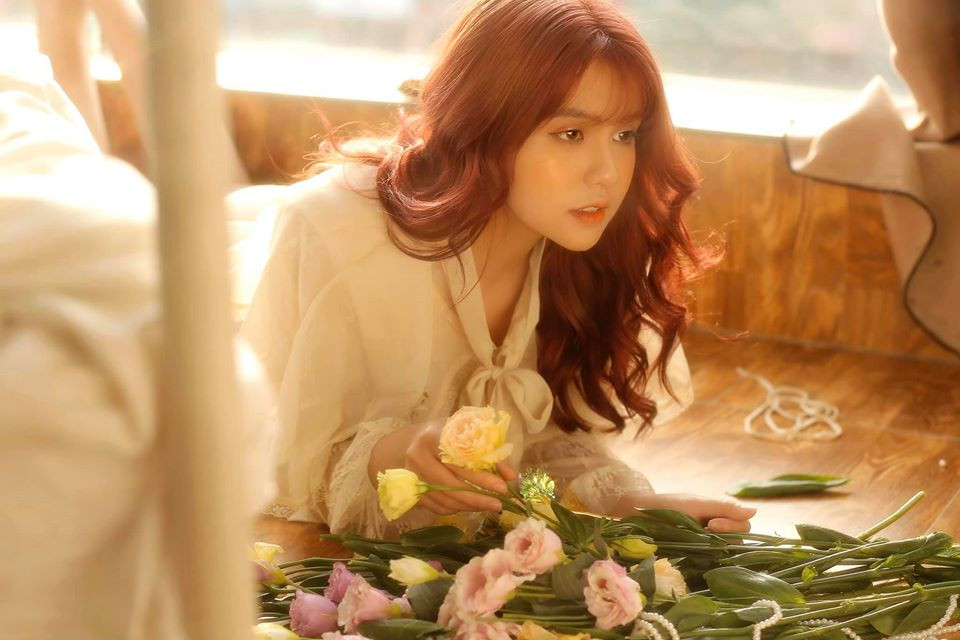 Chính những lợi thế về ngoại hình khiến Khánh Huyền là gương mặt được nhiều nhãn hàng săn đón. Hot girl sinh năm 1998 chia sẻ cô nàng làm người mẫu ảnh cho các bộ ảnh nghệ thuật, các nhãn hàng, thời trang và tự kinh doanh.