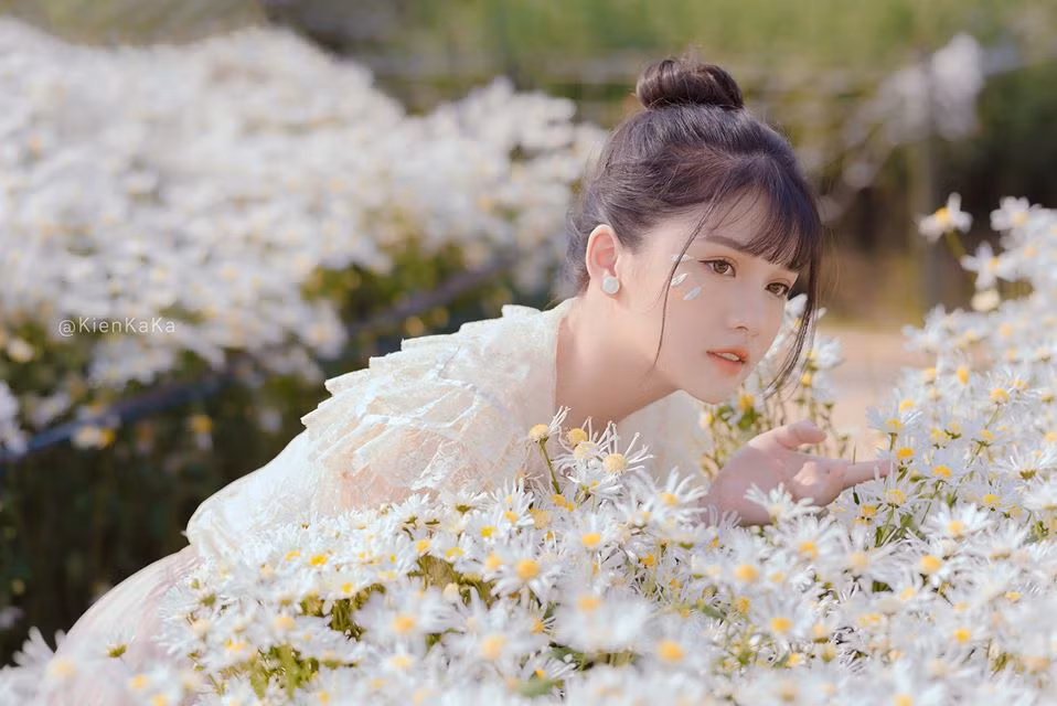 Hot girl Yên Bái tiết lộ hiện vẫn chưa có bạn trai và chưa muốn yêu vì còn đang tận hưởng cuộc sống độc thân.