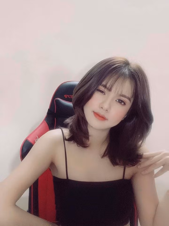 Chăm chỉ làm việc nên Khánh Huyền có thu nhập khủng, cô tiết lộ có thể kiếm được 30 - 40 triệu đồng một tháng. Số tiền này giúp hot girl Yên Bái trang trải chi phí sinh hoạt hàng tháng.