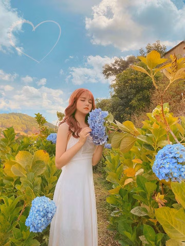 Sống xa nhà, Khánh Huyền cho biết cô cảm thấy may mắn khi có những người bạn luôn động viên, giúp đỡ bản thân trong những lúc khó khăn.