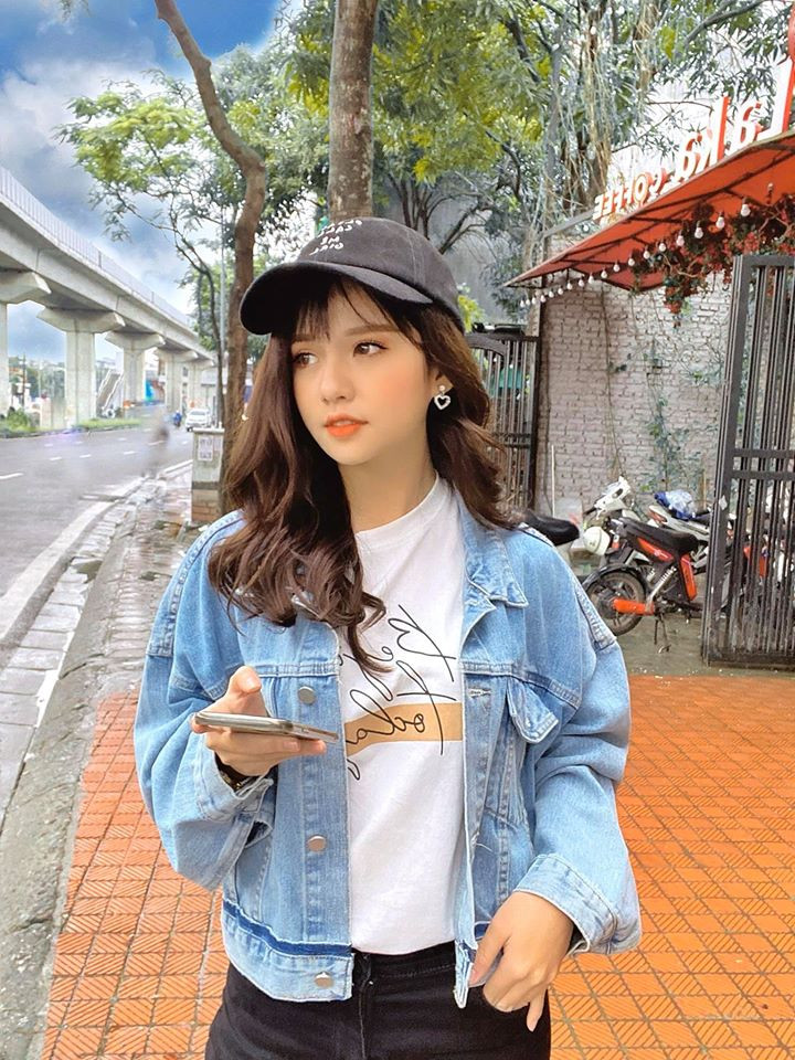 Ngay từ những ngày đầu tiên từ quê lên Hà Nội học tập, Khánh Huyền đã có cơ hội thử sức với nghề mẫu ảnh. Đến nay, cô nàng cảm thấy hài lòng với những gì bản thân đang có.