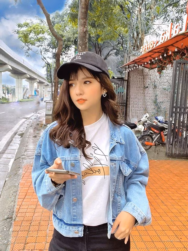 Ngay từ những ngày đầu tiên từ quê lên Hà Nội học tập, Khánh Huyền đã có cơ hội thử sức với nghề mẫu ảnh. Đến nay, cô nàng cảm thấy hài lòng với những gì bản thân đang có.