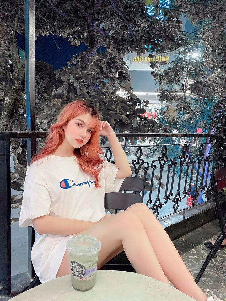 Mặc dù bận rộn với công việc nhưng Khánh Huyền luôn vui vẻ, duy trì thái độ lạc quan và cố gắng từng ngày để hoàn thiện bản thân.