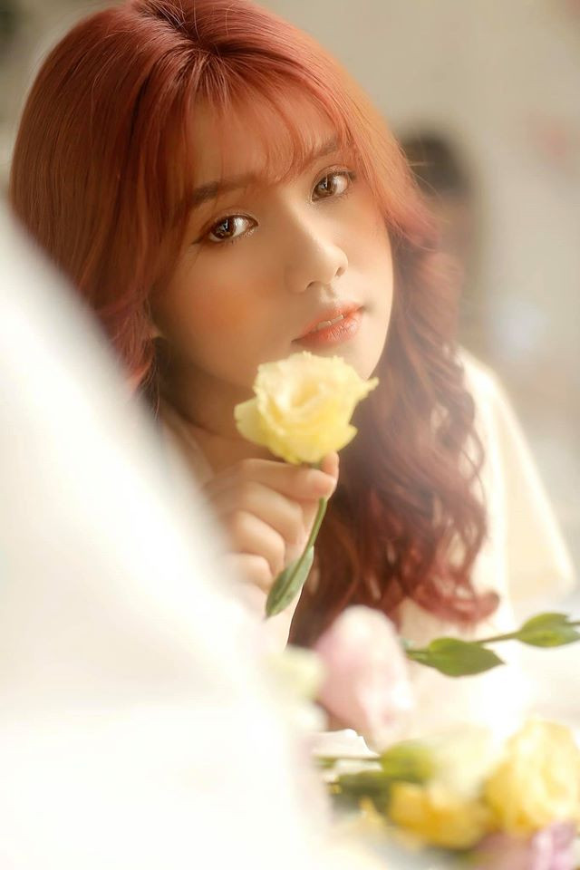 Đôi mắt to có phần mơ màng, sống mũi cao mà đôi môi cong khiến khuôn mặt Khánh Huyền cực ưa nhìn và ăn hình.