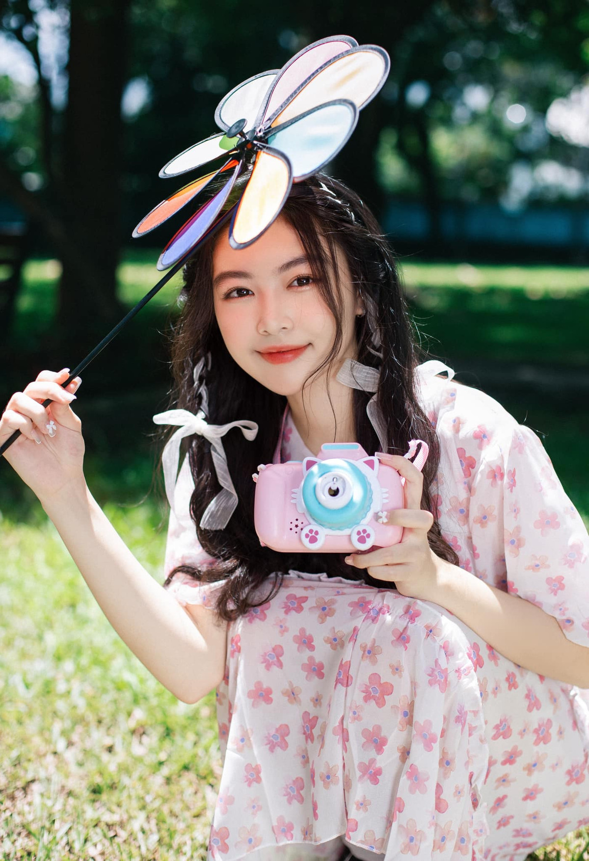 Lọ Lem từng chia sẻ cô có tình yêu với hội hoạ. Cô cũng có niềm đam mê lớn đối với văn hóa Việt Nam, đặc biệt là trang phục.