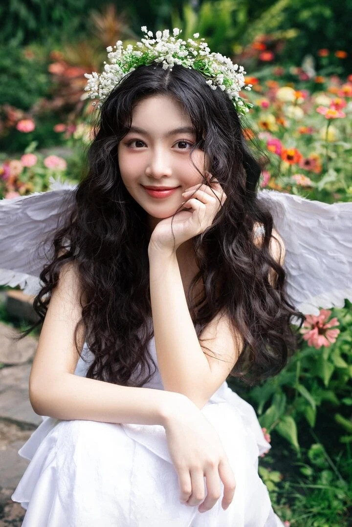 Trước đó, Lọ Lem thỉnh thoảng cũng đăng tải những clip nhảy theo trend thu hút nhiều lượt xem. Tuy nhiên cô nàng không hề ăn mặc phản cảm, hay nhảy những điệu lắc lư quá đà, mà chỉ thực hiện những vũ đạo vừa phải.