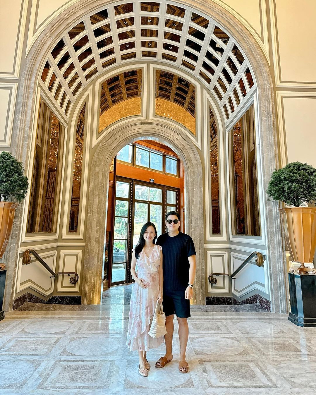 Trước đó, Ly Kute chỉ cập nhật những thông tin về cuộc sống của bản thân và con trai chứ không nhắc gì đến chuyện tình cảm nên không ít người bất ngờ khi cô đã "cập bến hạnh phúc".