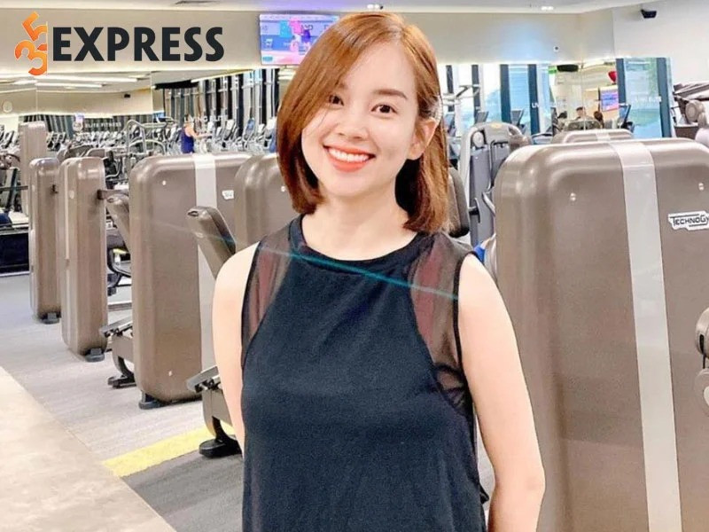 Ly Kute tên thật là Nguyễn Khánh Ly, sinh năm 1990. Cô bước vào làng giải trí Việt với danh xưng hot girl.