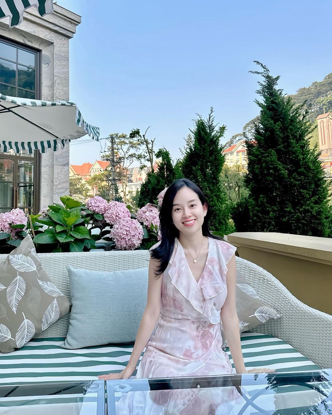 Hiện tại, cô nàng thường xuyên chia sẻ những hình ảnh bên chồng con, cô cũng hạnh phúc bày tỏ cảm xúc khi đang mang thai em bé thứ 2.