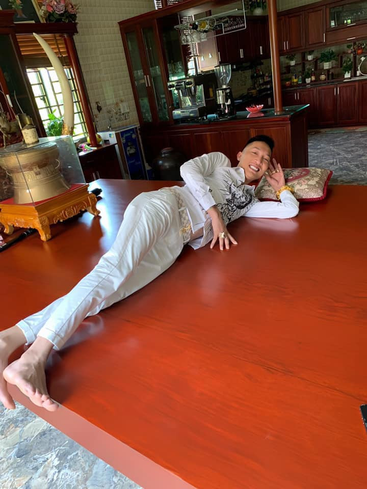 Trước khi bị đưa đi cai nghiện bắt buộc, Huấn Hoa Hồng từng livestream khuyên mọi người không dùng chất kích thích.