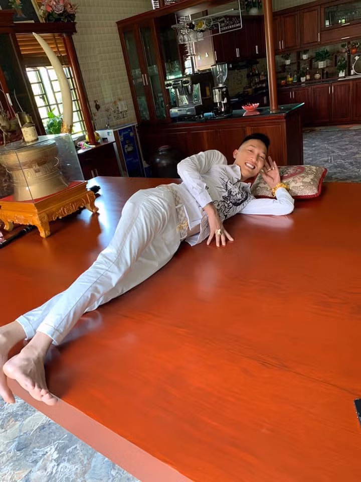 Trước khi bị đưa đi cai nghiện bắt buộc, Huấn Hoa Hồng từng livestream khuyên mọi người không dùng chất kích thích.