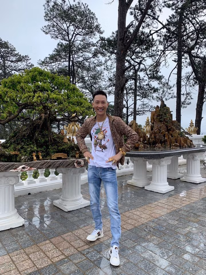 Cụ thể, Huấn Hoa Hồng ngang nhiên công khai bản thân từng chơi ma túynhưng vẫn làm chủ bản thân, thậm chí còn kiếm tiền trong lúc chơi.