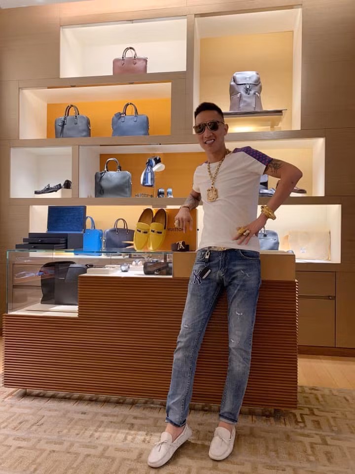 Huấn Hoa Hồng bắt đầu trở thành hiện tượng mạng khi tham gia sản xuất phim hài hồi năm 2012. Sau đó, thanh niên này bắt đầu tham gia làm những video thách thức các nhóm giang hồ khác.