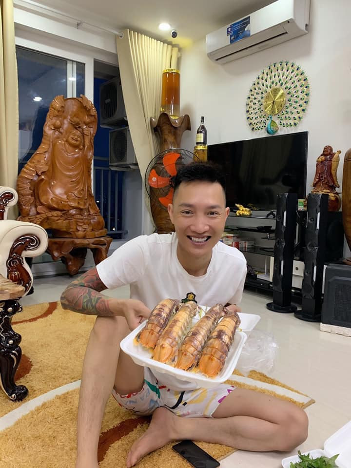 Trên Facebook, Huấn tự nhận mình là Giám đốc Công ty Cổ phần Dịch vụ 168 chuyên cầm đồ, cho vay nặng lãi tại Sài Gòn.