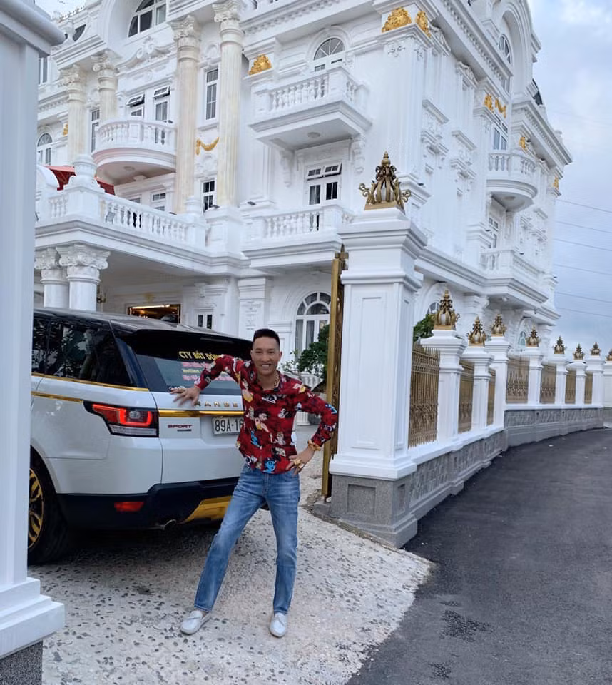 Theo giới thiệu, Công ty Cổ phần Dịch vụ Facebook châu Á cung cấp dịch vụ hack tài khoản, tăng tương tác, mở tài khoản Facebook bị khóa...Tuy nhiên, đại diện Facebook khẳng định đây không phải văn phòng của MXH này tại Việt Nam.