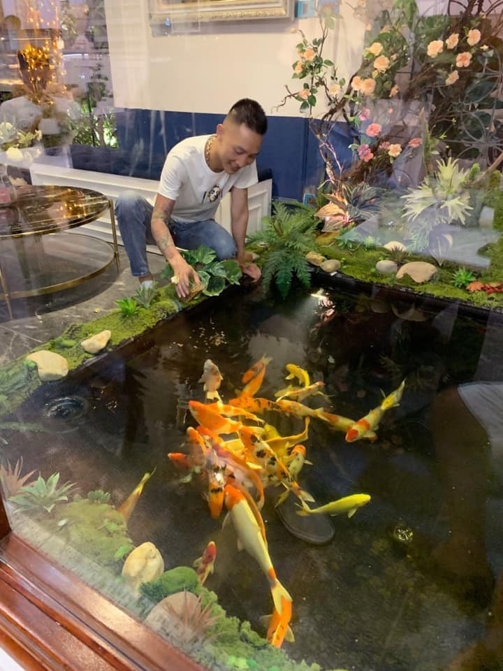 Trên Facebook, Huấn Hoa Hồng thường xuyên livestream khoe tiền, vàng, xe cộ và gia tài tiền tỷ cùng mối quan hệ với giang hồ.