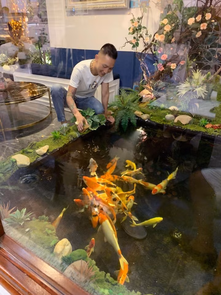 Trên Facebook, Huấn Hoa Hồng thường xuyên livestream khoe tiền, vàng, xe cộ và gia tài tiền tỷ cùng mối quan hệ với giang hồ.