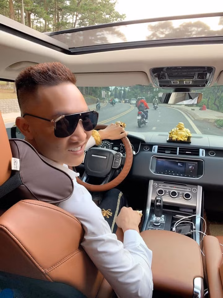 Hồi tháng 8/2018, Huấn bất ngờ mở văn phòng Công ty Cổ phần Dịch vụ Facebook châu Á tại quận Bình Thạnh. Công ty này có đầy đủ giấy tờ đăng ký hoạt động rất chuyên nghiệp.