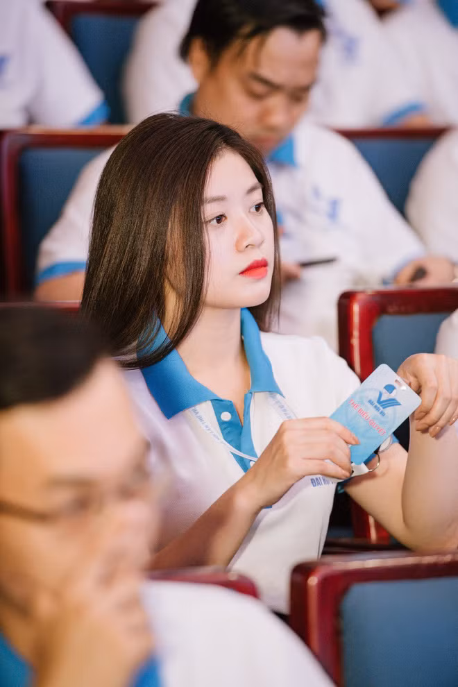 Đó là cô nàng Nguyễn Thu Hằng (sinh năm 1995 đến từ Hà Nội), thủ khoa khoa Thanh nhạc, Học viện Âm nhạc Việt Nam với số điểm tuyệt đối 10/10.