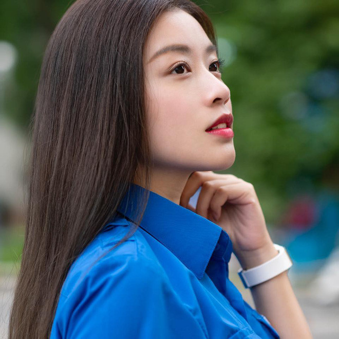 Tuy nhiên, mới đây cô nàng thủ khoa với vẻ ngoài xinh đẹp và thành tích khủng đã khiến dân mạng không khỏi xôn xao.