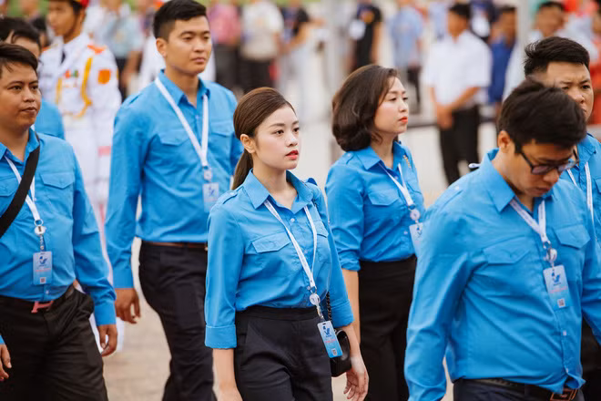 Năm 2015, Thu Hằng tham gia cuộc thi Sao Mai và ẵm về ngôi vị Quán quân dòng nhạc dân gian. Năm 2018, cô nàng là đại biểu Đại hội Hội sinh viên Việt Nam khóa X và được thành đoàn Hà Nội trao danh hiệu 1 trong 10 gương mặt tiêu biểu Thủ đô.