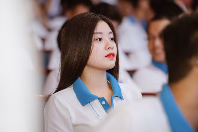 “Con nha nguoi ta” da xinh con do thu khoa khien ai cung kinh ne