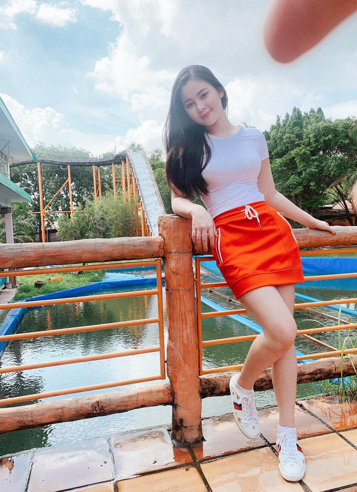 "Về tin đồn thẩm mỹ, tôi nghĩ, ai rồi cũng sẽ thay đổi, bản thân mình cũng sẽ cố gắng hoàn thiện lên từng ngày nhưng vẫn giữ cho mình một vẻ đẹp tự nhiên nhất" - Hot girl 9X cho biết.