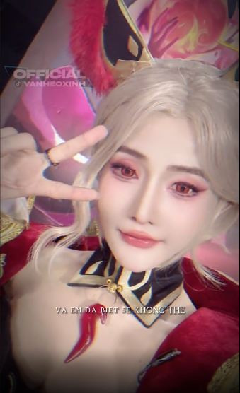 Với đôi mắt đỏ, trang phục màu lửa cùng mái tóc bạch kim nổi bật, cô nàng khiến fan của vị tướng Liliana này phải mê mẩn.