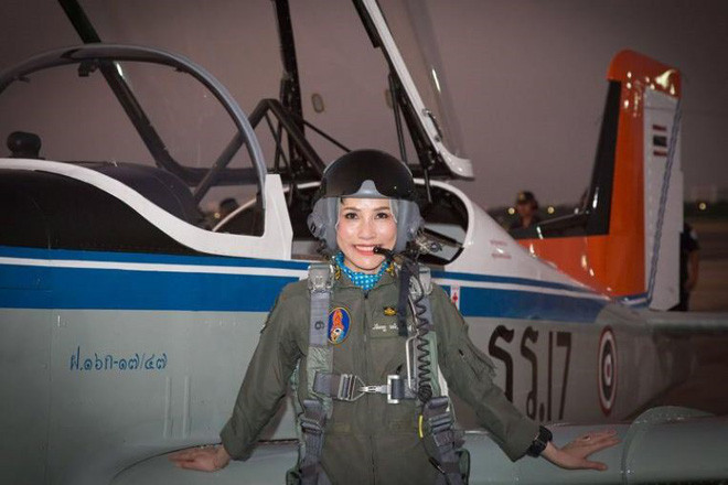 Trong mọi trang phục, từ đồ lính, đến đời thường và triều phục, Sineenat Wongvajirapakdi đều đẹp không góc chết. Ảnh: HOÀNG GIA THÁI LAN