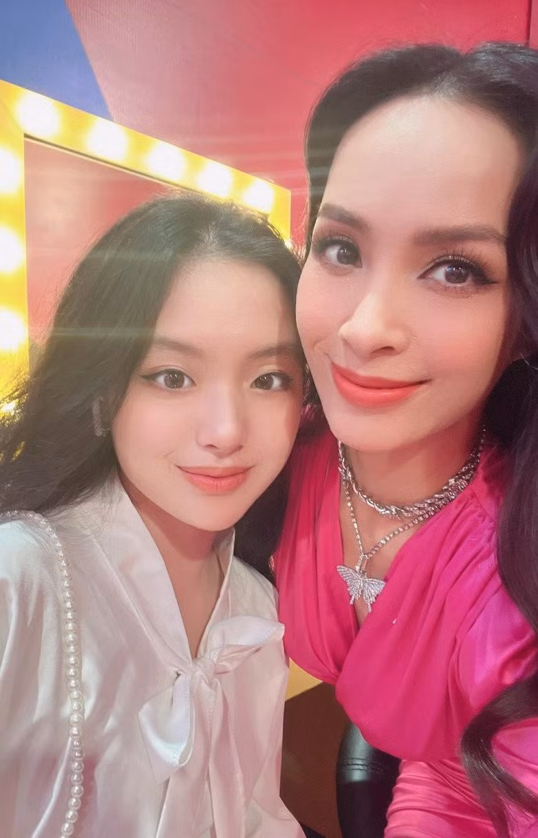 Suti hiện tại sở hữu chiều cao ấn tượng gần 1m7. Nhiều fan bình luận rằng cô bé được thừa hưởng chiều cao từ người mẹ siêu mẫu của mình.