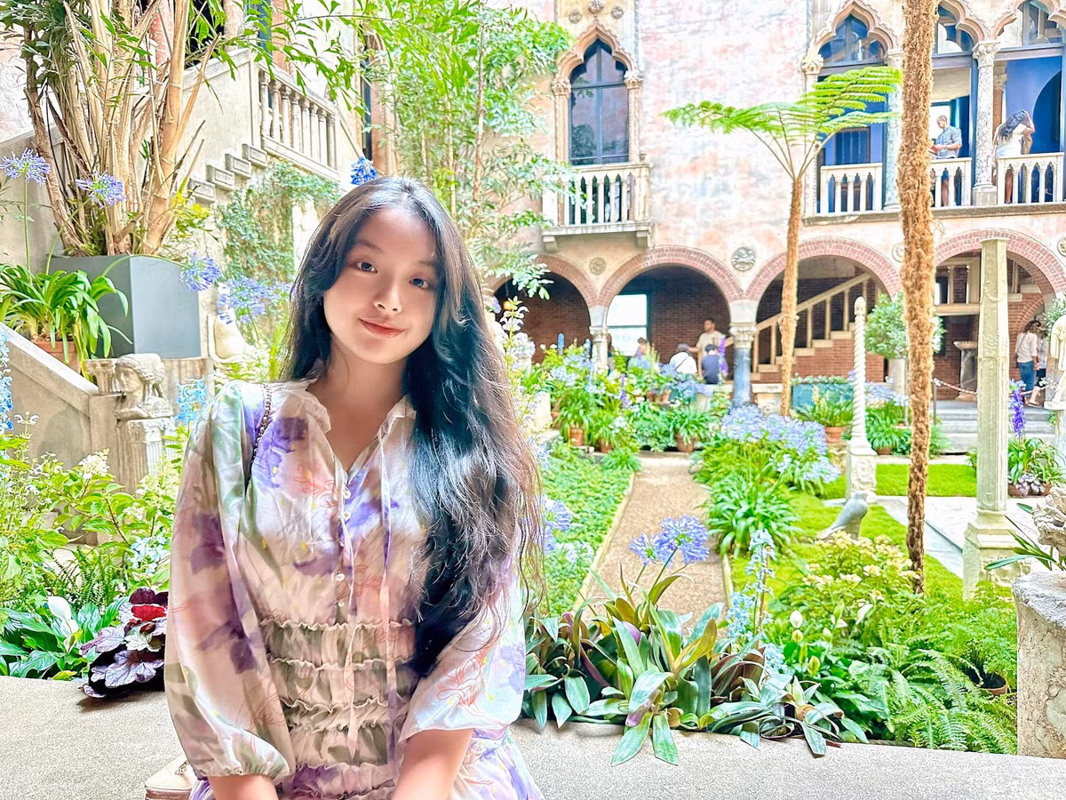 Cô bé cũng thường xuyên được bố mẹ cho đi du lịch, tham quan nhiều địa danh nổi tiếng trên thế giới.